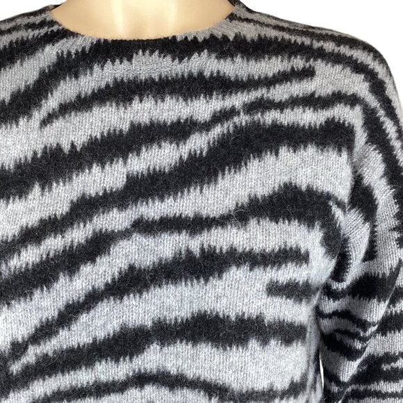 C By Bloomingdales Womens Cashmere Sweater Size‎ Small Grey Black Zebra Pattern - Picture 3 of 10
